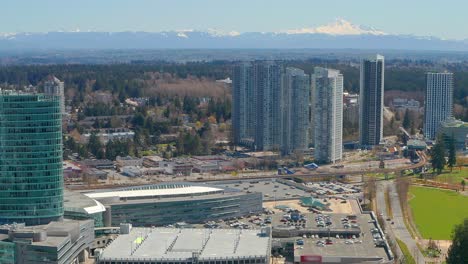 impresionante vista aérea del centro comercial surrey central city en bc canada en hd en un día soleado