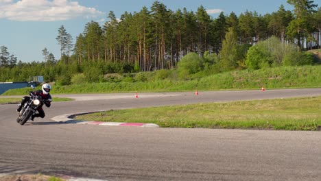 Kurvenfahrt-Mit-Einem-Roadster-Motorrad-Auf-Einer-Rennstrecke-Mit-Hoher-Oktanzahl