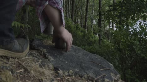 el excursionista se detiene para tomar un café con un matraz en el bosque.