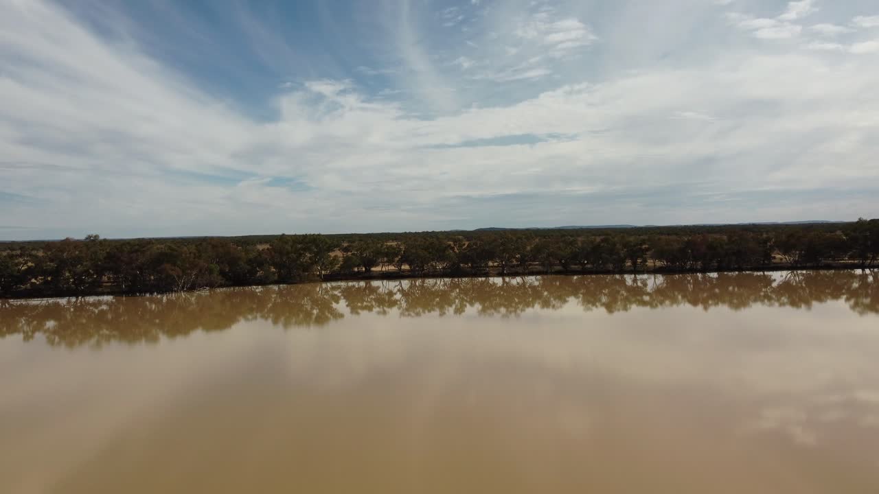 vista aérea de un lago fangoso pero hermoso en el interior de australia