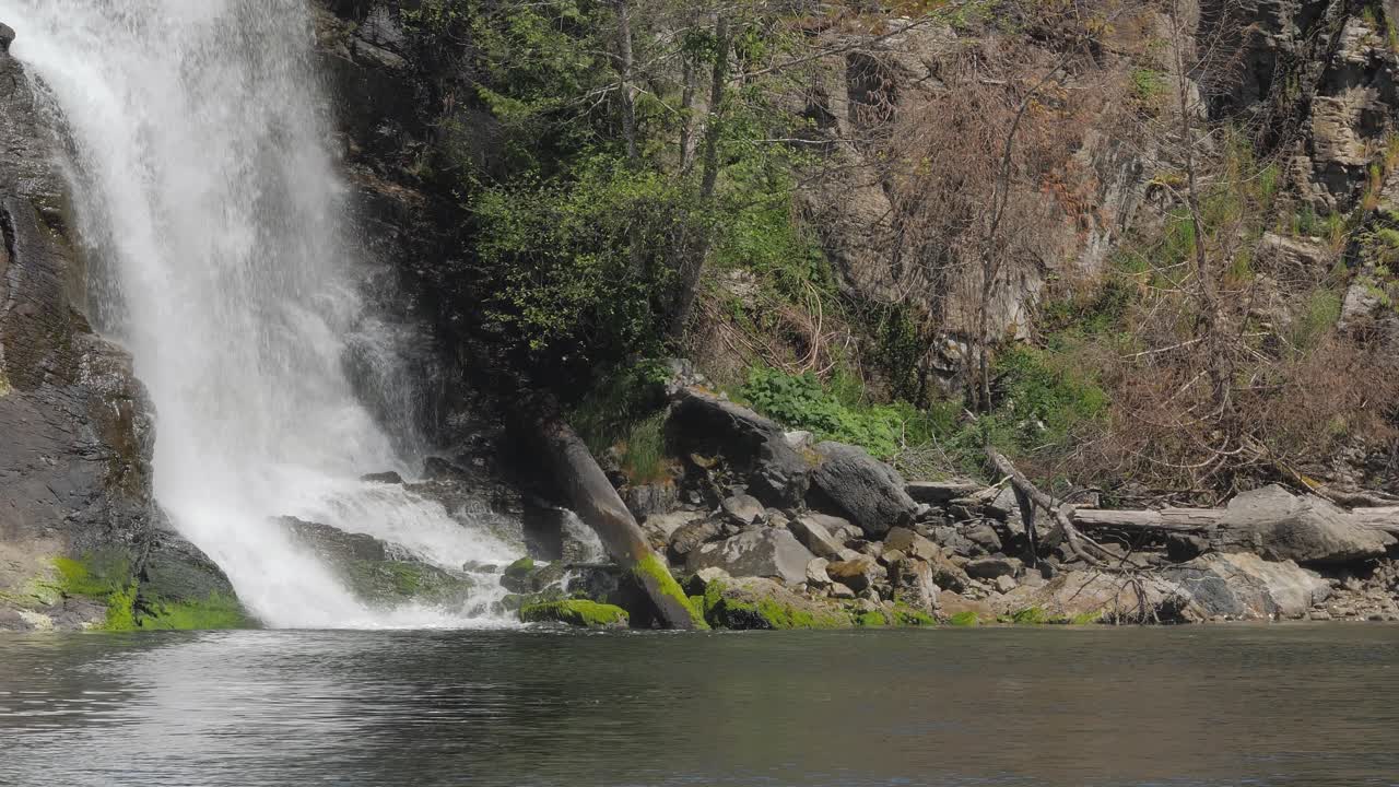 amplia toma en cámara lenta de una cascada que desemboca en el océano