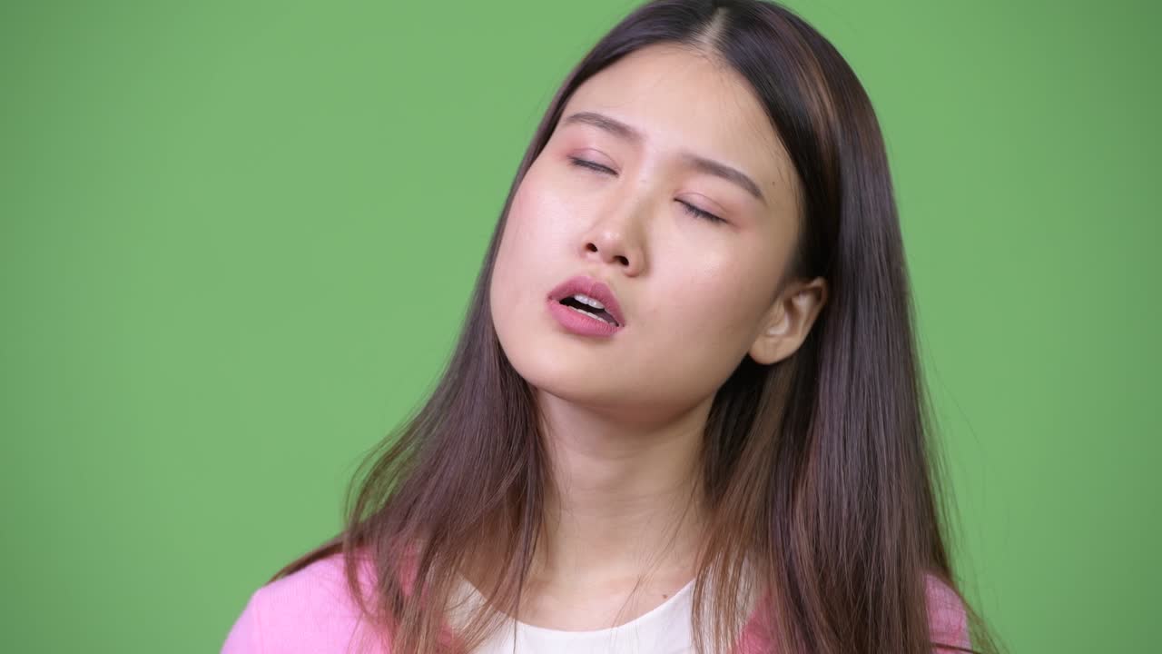 지루해 보이는 아름다운 젊은 아시아 여성