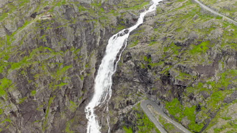 vista superior de la famosa cascada stigfossen en trollstigen en el condado de more og romsdal, noruega