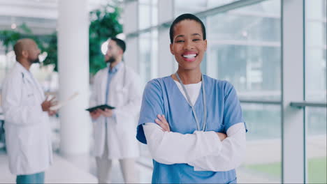 Mujer-Negra,-Brazos-Cruzados-Y-Enfermera