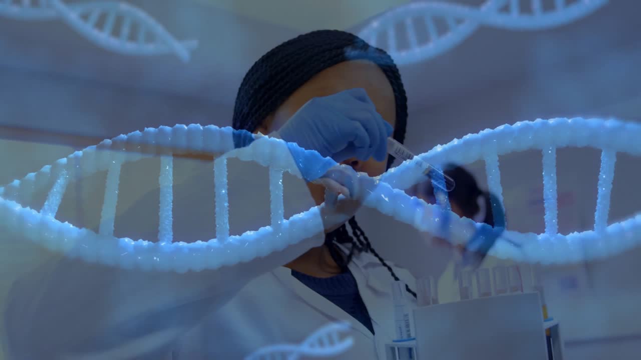 Scienziata che solleva una pipetta sopra una rastrelliera di provette in laboratorio, con sovrapposizione di elica di DNA.