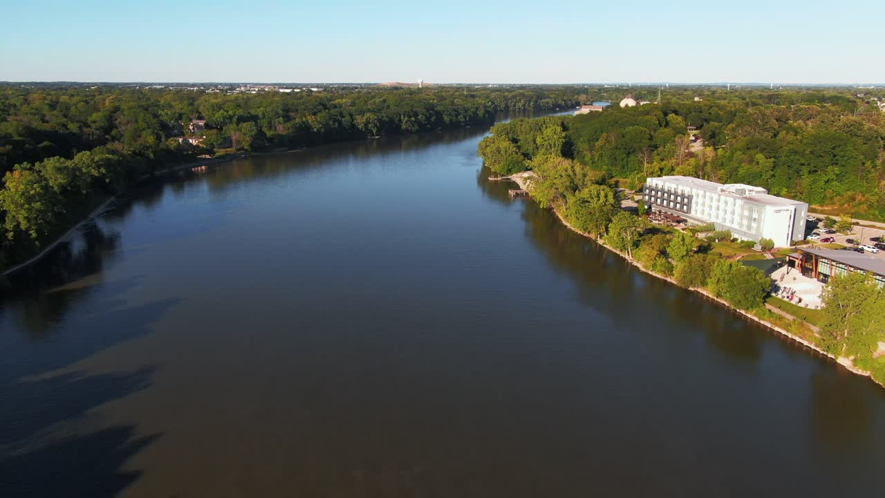 Vista aerea del fiume Fox e complesso di appartamenti sul lungofiume ad Appleton, Wisconsin