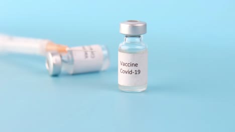 vial y jeringa de la vacuna contra la covid-19