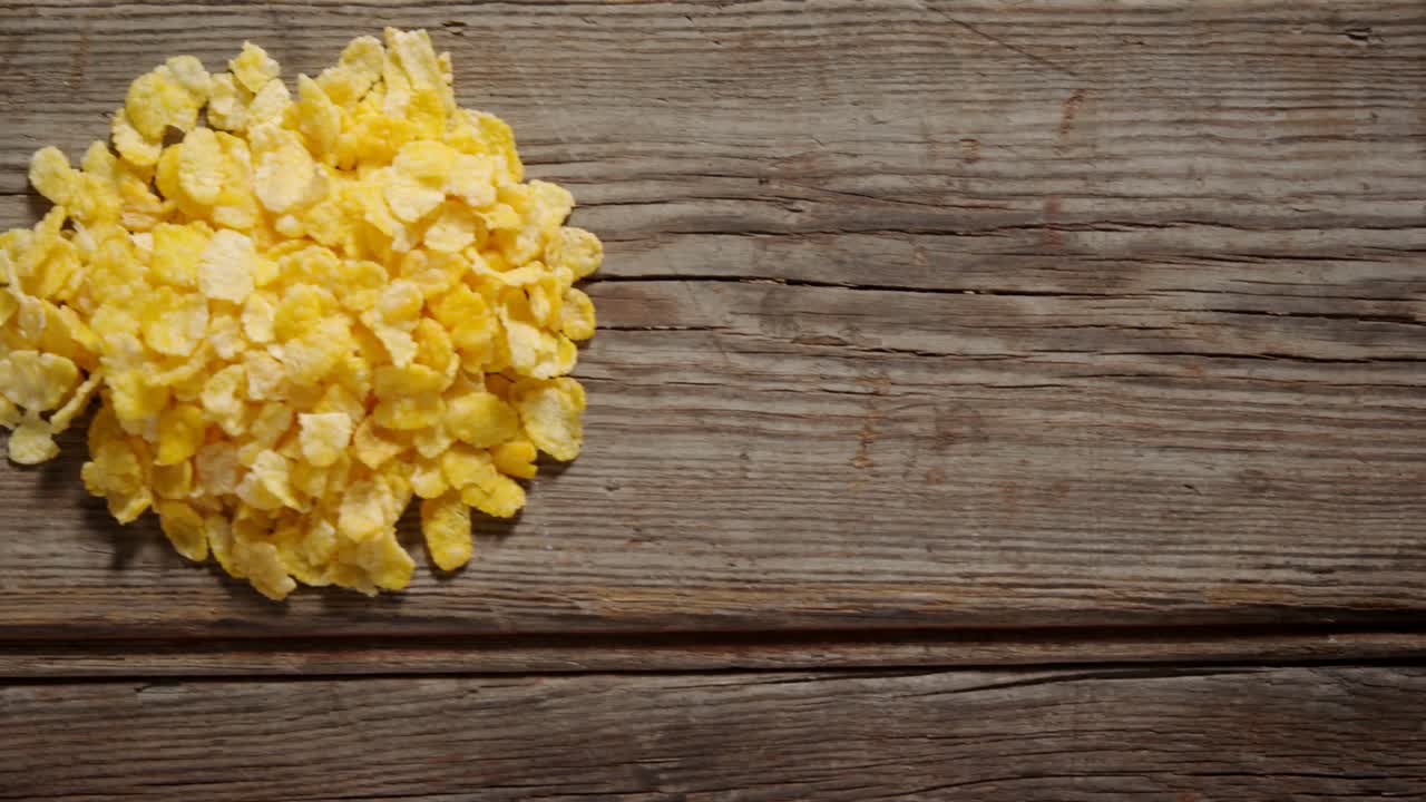 зерновые зерна на деревянном столе 4k