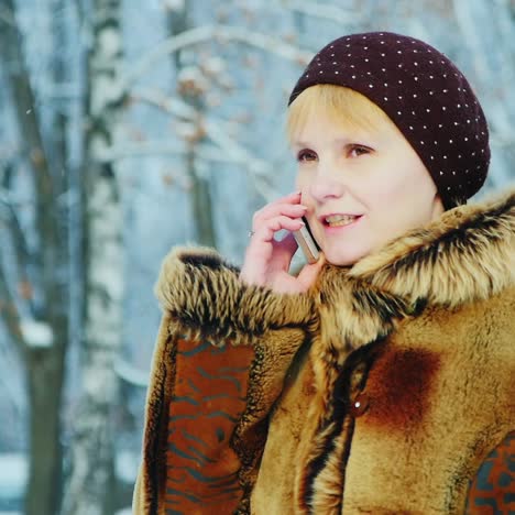 Frau-Benutzt-Smartphone-In-Winterszene-04