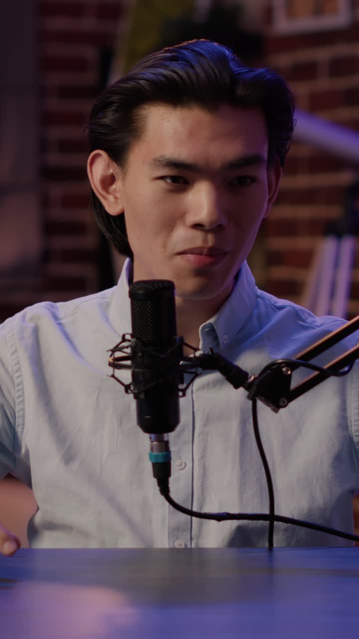 Uomo che registra un podcast in uno studio