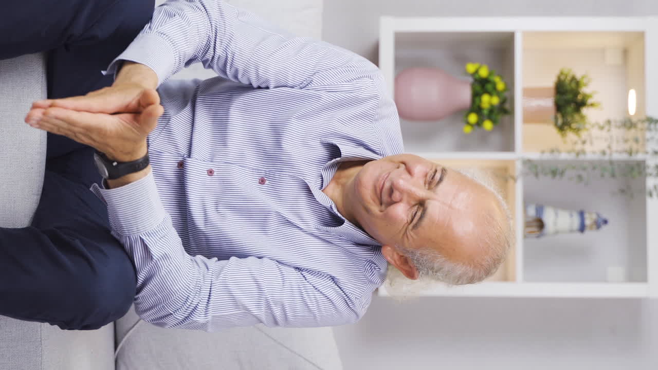 vídeo vertical del anciano recordando y extrañando sus felices recuerdos.