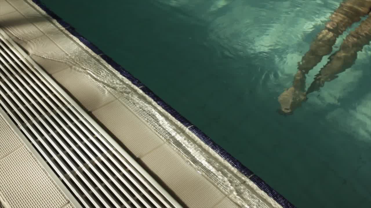 수영장에서 수영하는 여자