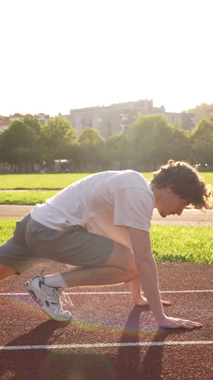 Atleta che si allena su una pista da corsa