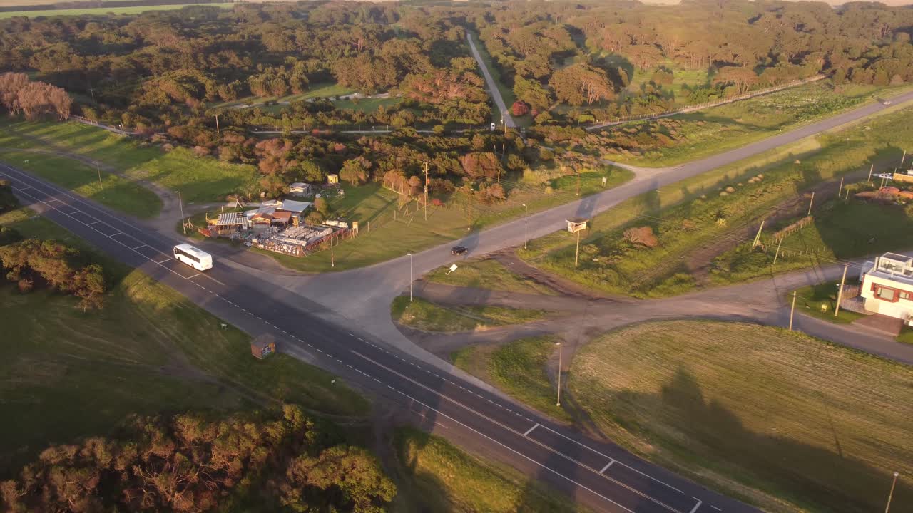 농촌 지역을 운전하는 흰색 코치, 공중 추적 샷