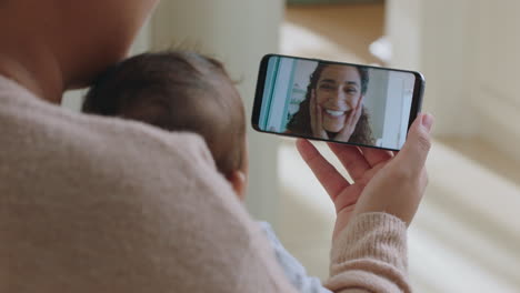 madre y bebé felices chateando por video con su mejor amiga usando un teléfono inteligente saludando a su bebé madre disfrutando de compartir el estilo de vida de la maternidad en el teléfono móvil