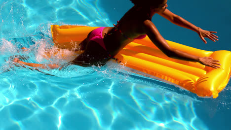 Frau-Im-Rosa-Bikini-Springt-In-Den-Swimmingpool-Auf-Luftmatratze