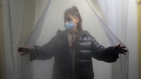 mujer con una máscara detrás de una cortina de niebla