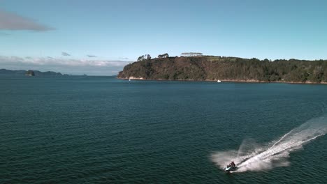 Video-De-Drone-De-Jet-Ski-Volando-A-Través-Del-Océano