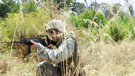 soldado militar de guardia con un rifle