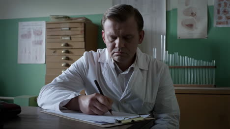 el médico escribiendo una receta