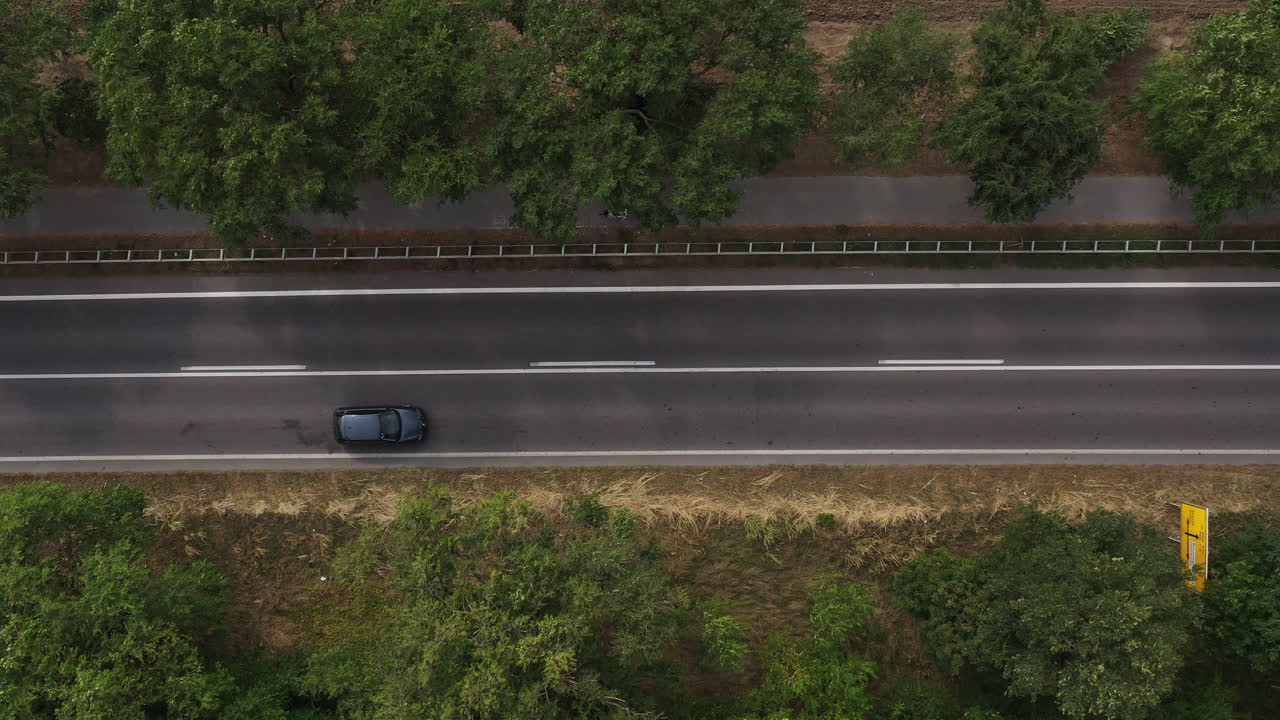 시골 풍경 을 통해 도로 에 있는 교통 의 상단 전망, 여름 날 에 자연 을 통해 고속도로 를 따라 운전 하는 많은 자동차 의 공중 촬영