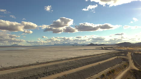 primer plano aéreo de una mina terrestre de arizona con equipo pesado y topadora