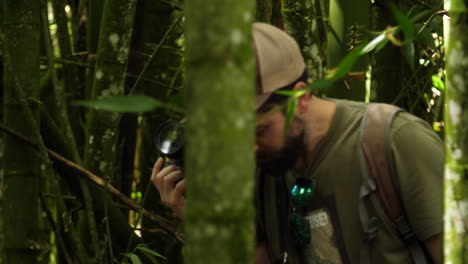 fotógrafo del bosque de bambú mirando a cámara lenta
