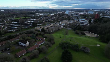 mansión y casas residenciales en la comunidad urbana de harlow, ciudad de essex en inglaterra