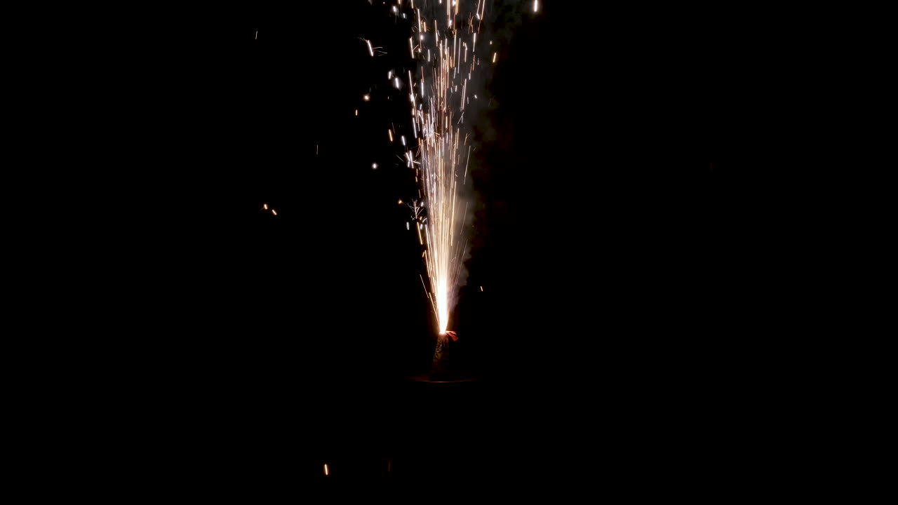 chispas que vuelan de los fuegos artificiales en la oscuridad