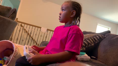 niño jugando videojuegos en casa-1