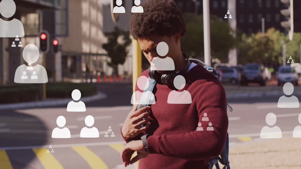 animación de personas iconos y procesamiento de datos sobre hombre afroamericano usando reloj inteligente