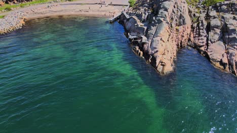 Langevik-Strand-Mit-Kristallklarem-Wasser-Im-Sommer-In-Lysekil,-Schweden