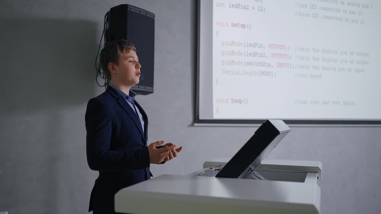 ティーンエイジャーがコーディングプロジェクトをプレゼンテーションする