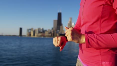 mujer hispana al aire libre en chicago con reloj inteligente