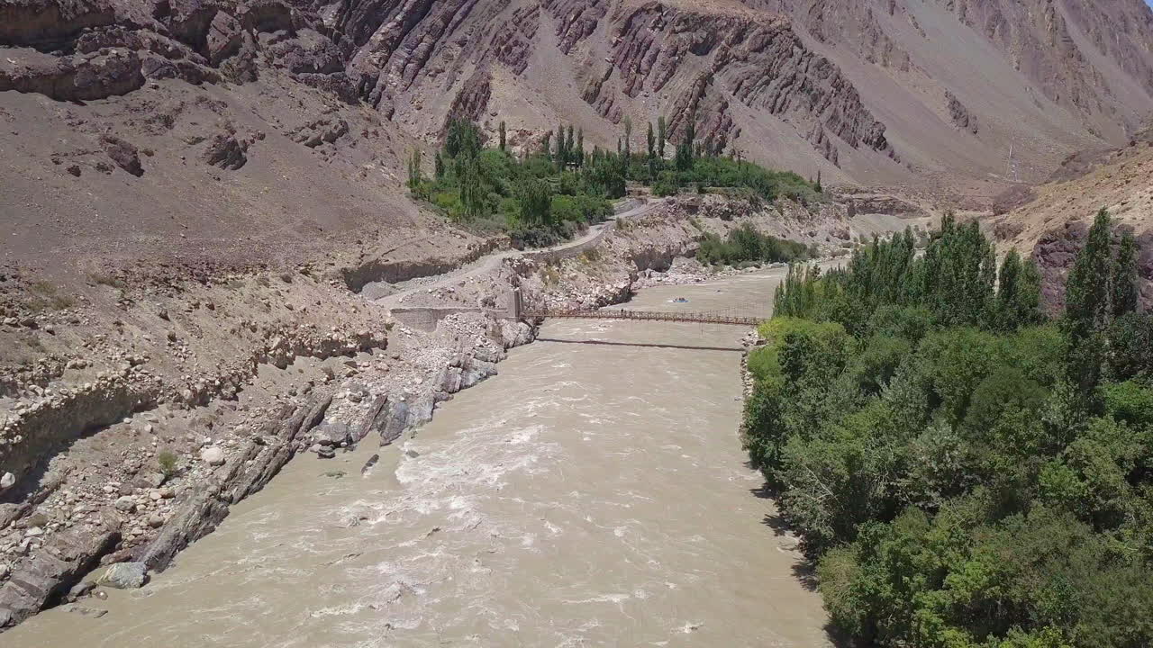 Nước đục chảy tại Zanskar với những cây bạch dương mọc ven sông ở Leh Ladakh, Ấn Độ