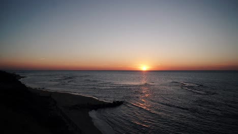 Schöner-Sonnenuntergang-Am-Strand-Im-Zeitraffer.-4k