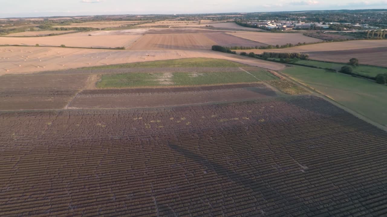 полет над красивыми полями, освещенными оранжевым закатом