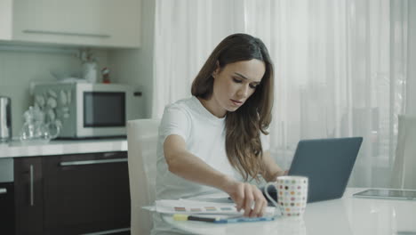 Mujer-De-Negocios-Analizando-Gráficos-De-Datos-Financieros-En-El-Lugar-De-Trabajo-Doméstico