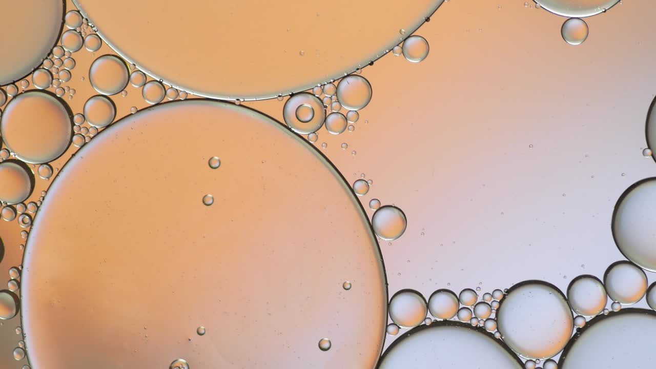 물 위에 떠다니는 기름방울의 다채로운 예술적.