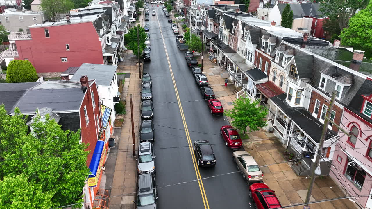 도시 거리를 운전하는 자동차의 조감도