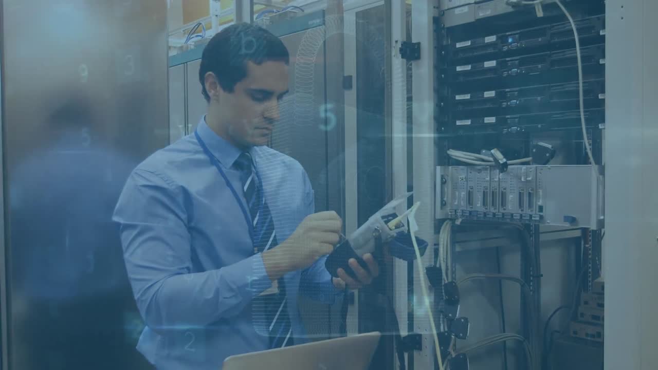animación de advertencia de ataque cibernético sobre un hombre biracial en la sala del servidor