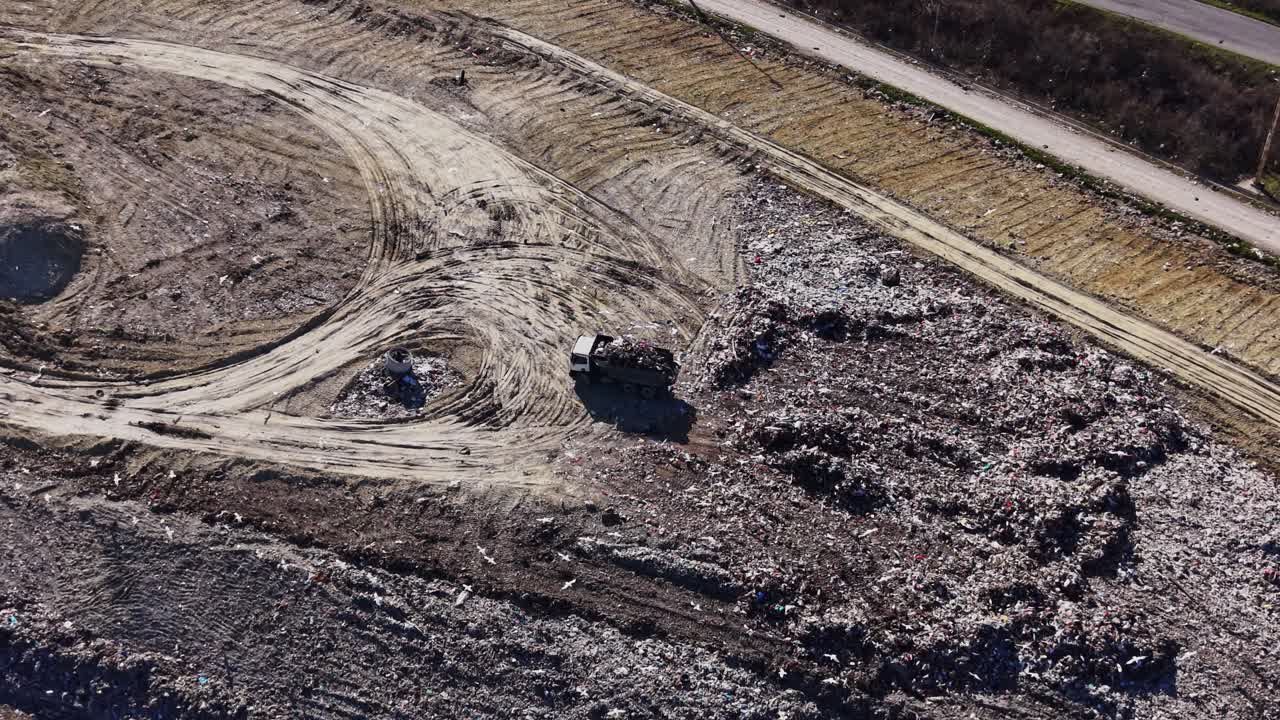 Camion dei rifiuti che scarica i rifiuti in una discarica.