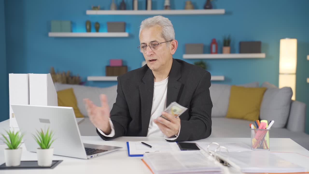 홈 오피스 직원, 달러를 거래하는 사람.