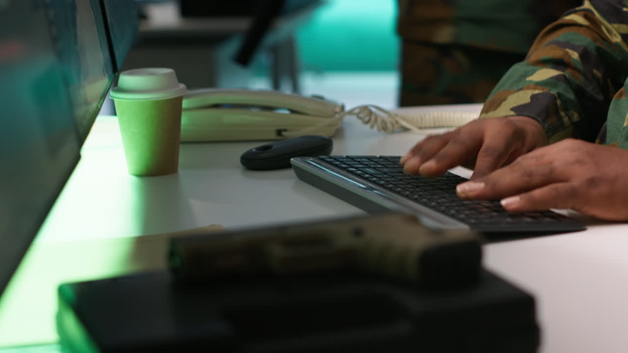 oficial militar haciendo una llamada telefónica para transmitir información del enemigo