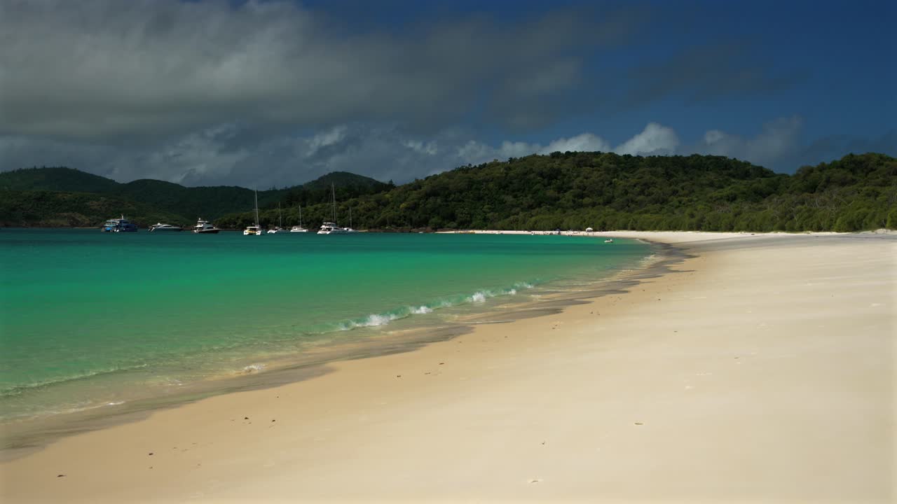 화이트헤이븐 해변 (whitehaven beach) 와 휘트산데이 섬 (whitsunday island) 항해함 (sailboats) 태양이 빛나는 구름 (sunny clouds) 항공 드론 (aerial drone) 에어리 국립공원 (airlie national park) 오스트레일리아 오스 (aus) 드 (qld) 외부 그레이트 바리어 리프 (outer great barrier reef)