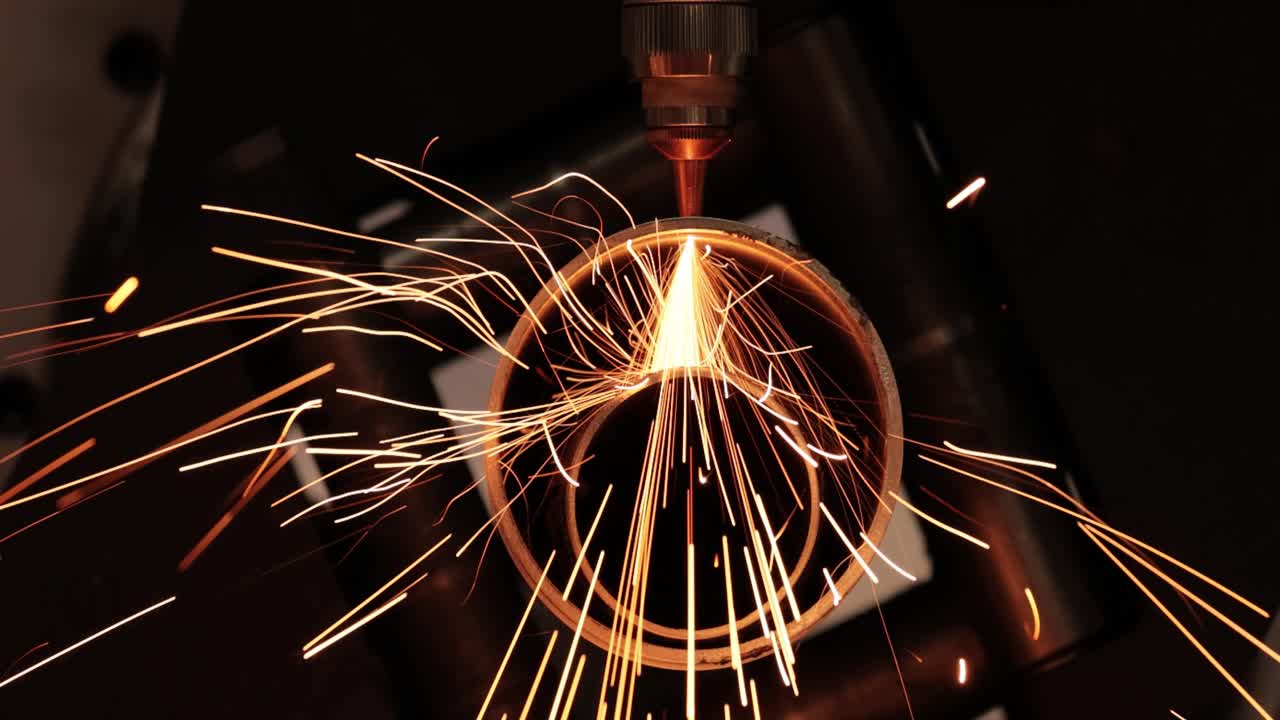 corte láser cnc de metal, tecnología industrial moderna.