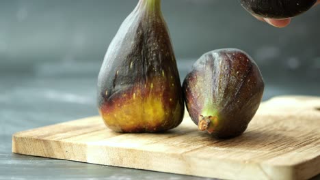 higos en una tabla de cortar de madera