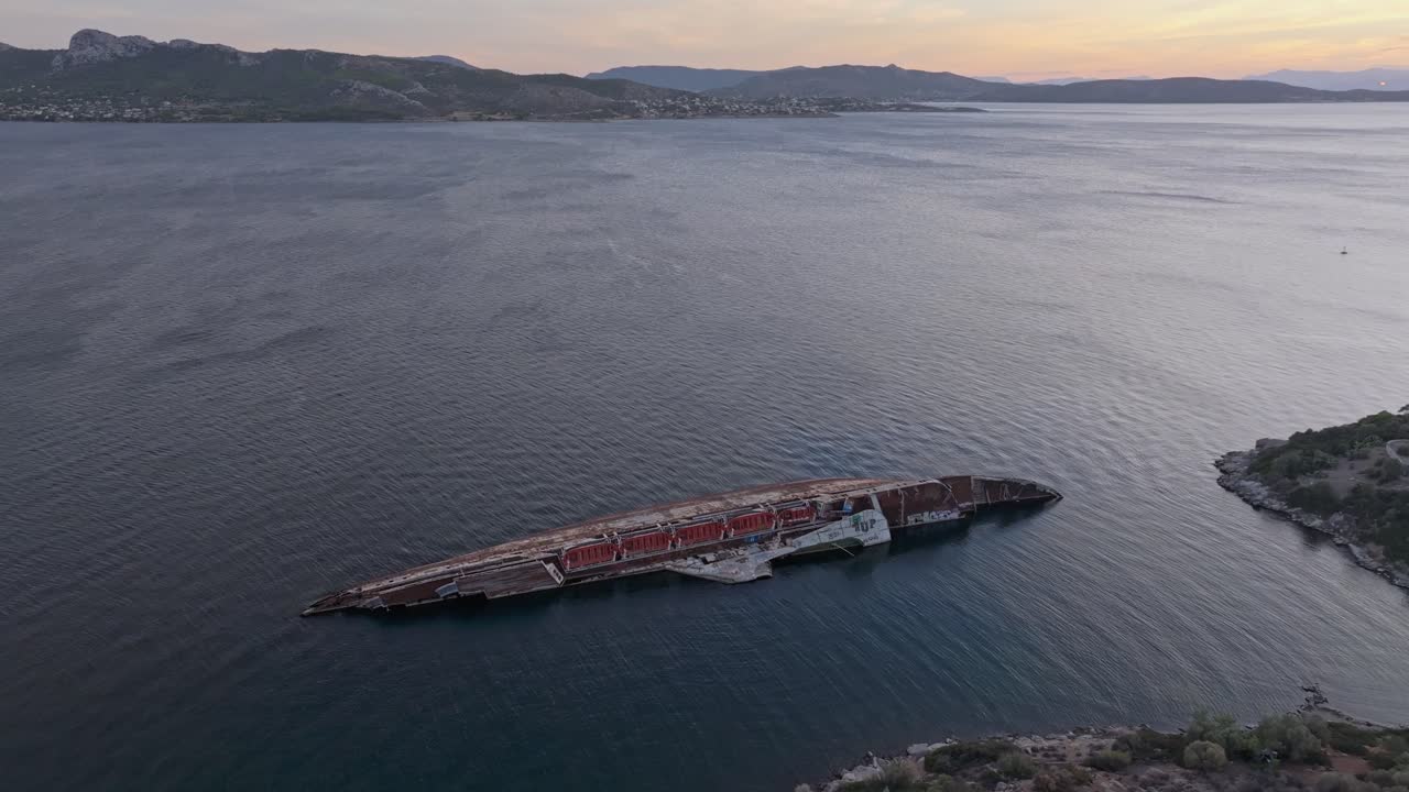 Yunanistan, Elefsina Körfezi'nde altın saatte gemi kalıntılarının havadan görünümü.