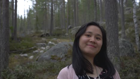 niña sonríe en lo profundo del bosque