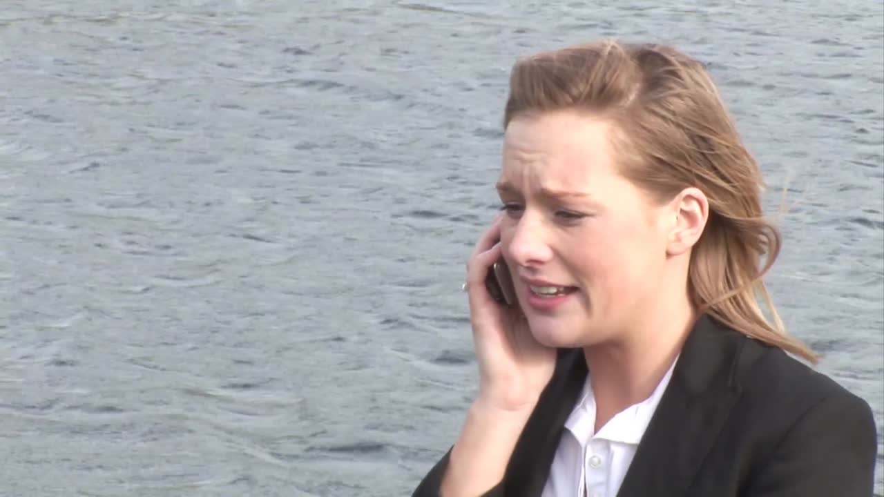 휴대 전화 통화하는 사업가